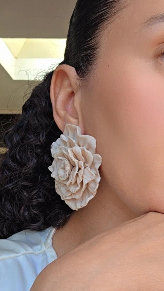 Handmade Floral Petal Earrings – Hypoallergenic 18K Gold‑Plated Stainless Steel (Beige Speckled)