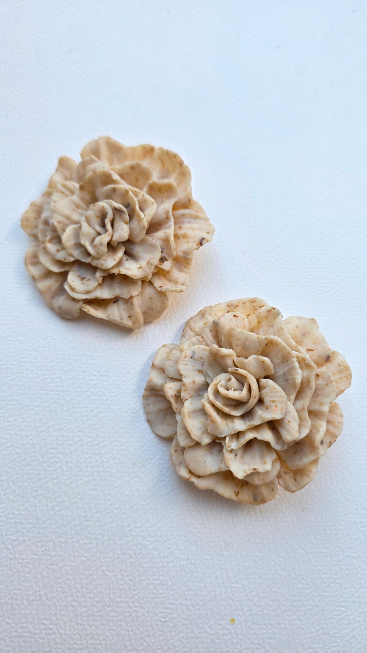 Handmade Floral Petal Earrings – Hypoallergenic 18K Gold‑Plated Stainless Steel (Beige Speckled)