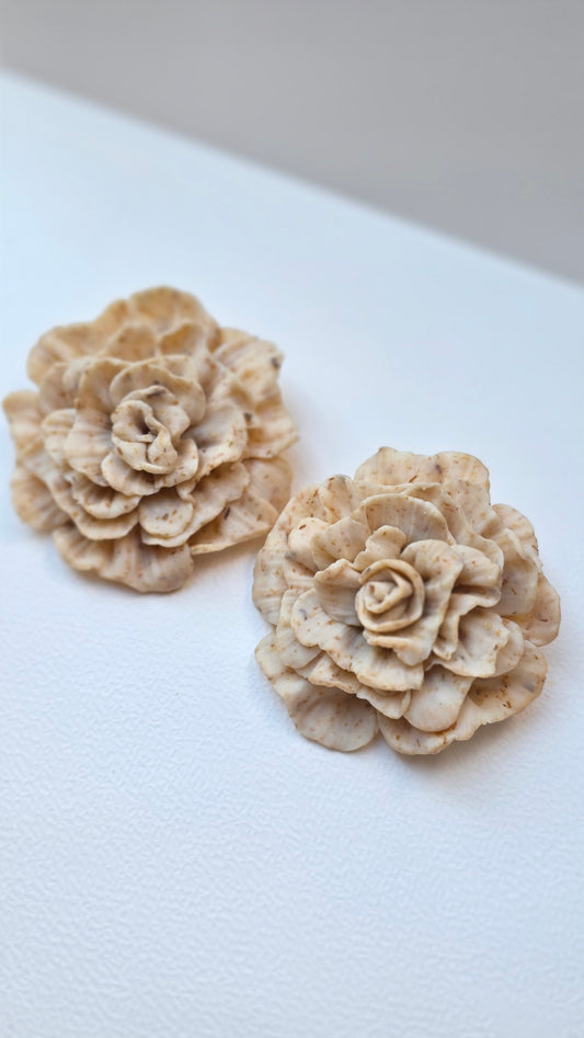 Handmade Floral Petal Earrings – Hypoallergenic 18K Gold‑Plated Stainless Steel (Beige Speckled)