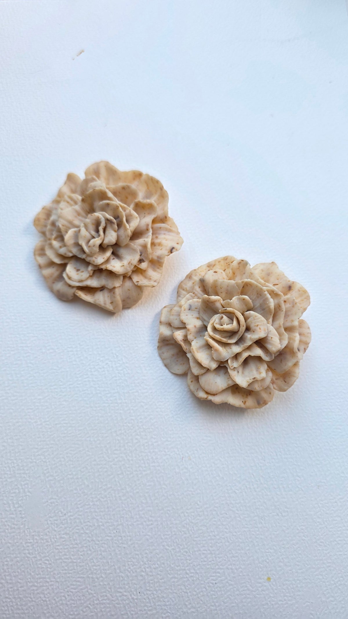 Handmade Floral Petal Earrings – Hypoallergenic 18K Gold‑Plated Stainless Steel (Beige Speckled)