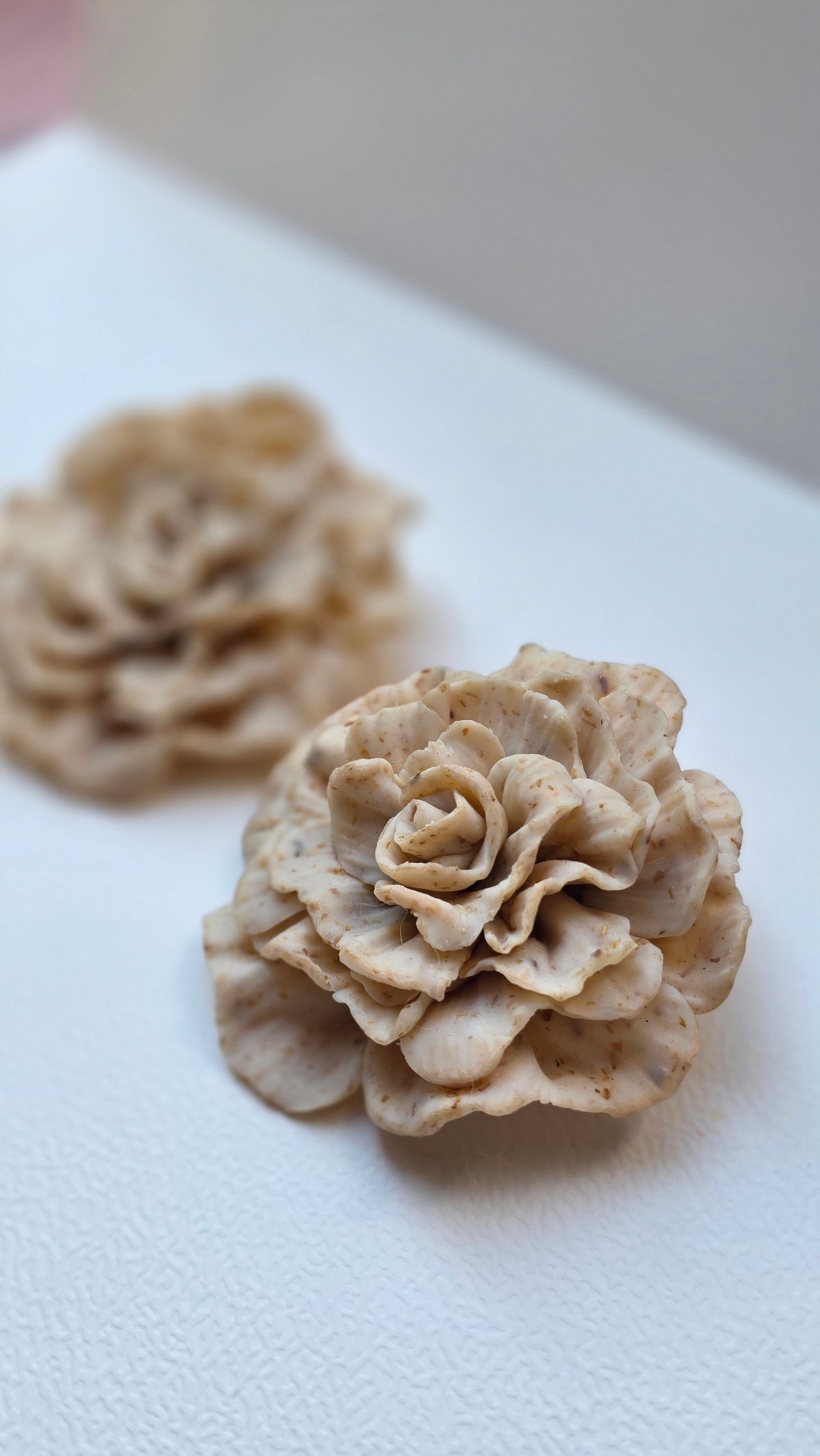 Handmade Floral Petal Earrings – Hypoallergenic 18K Gold‑Plated Stainless Steel (Beige Speckled)